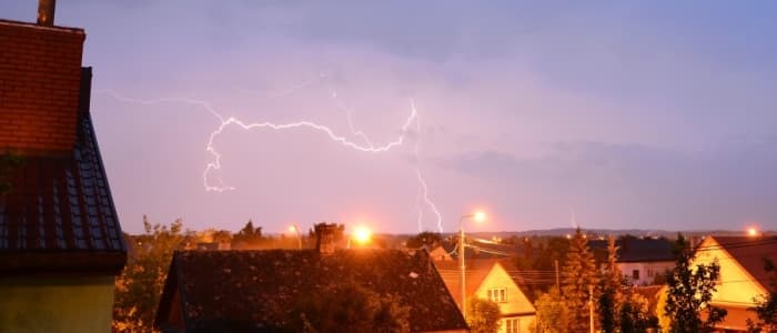 Ulewny deszcz i porywy wiatru do 60 km/h. Synoptycy wydali ostrzeżenie przed burzami