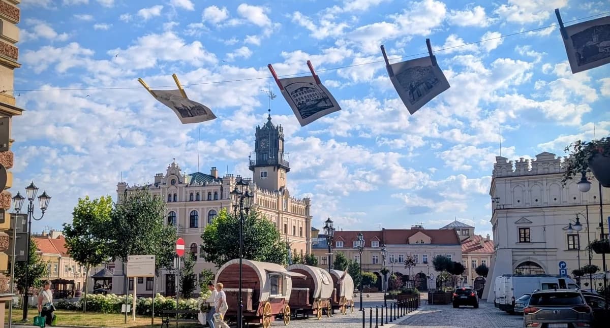 Ulica Grodzka w Jarosławiu z galerią artystyczną nad głowami przechodniów (ZDJĘCIA) 1