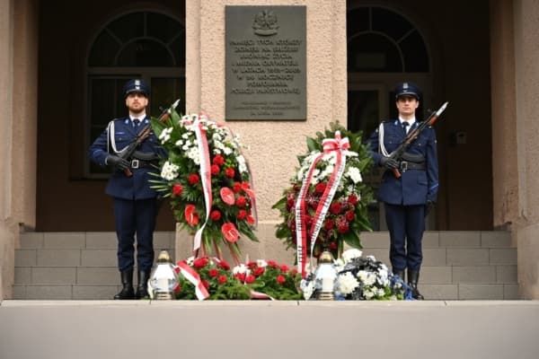 Uroczysta zbiórka przed KWP w Rzeszowie ku pamięci poległych policjantów