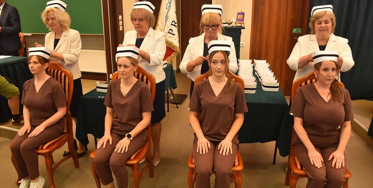 Uroczyste czepkowanie absolwentów pielęgniarstwa w PANS w Tarnobrzegu