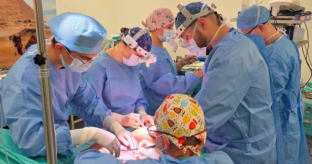 Usunęli obie piersi i od razu je zrekonstruowali. Pierwsza taka operacja