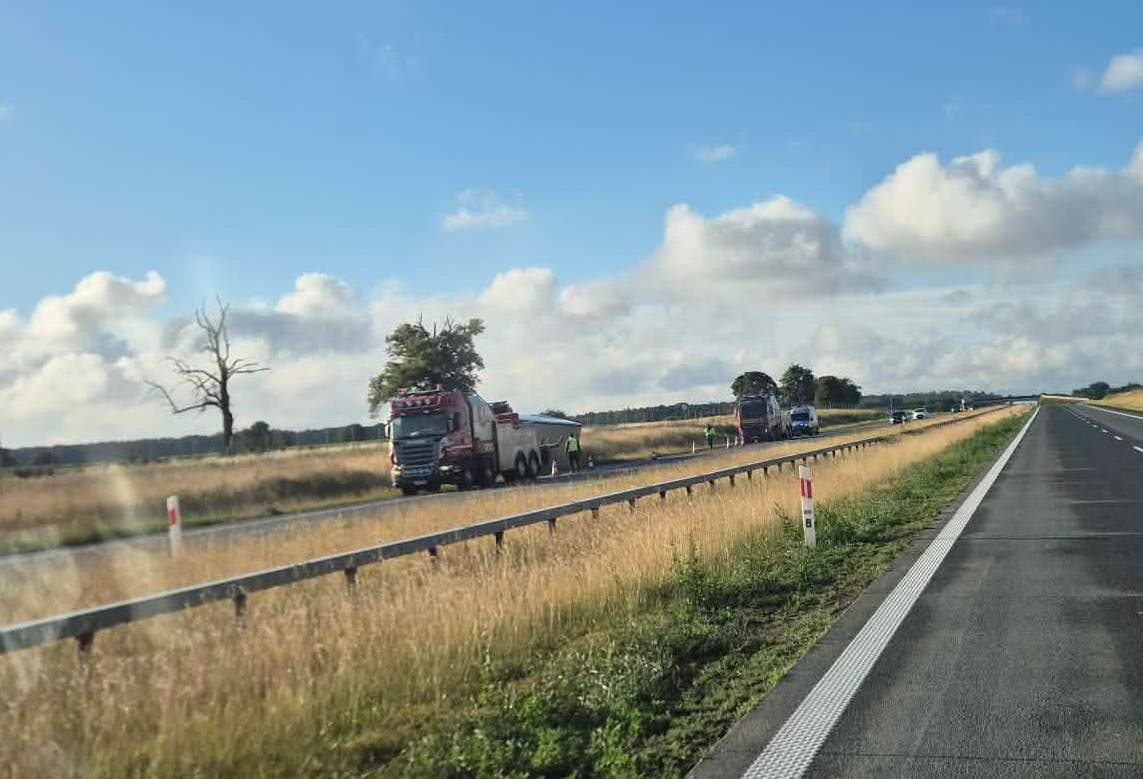 Utrudnienia w ruchu na S17 w Osinach. Ciężarówka wypadła z jezdni