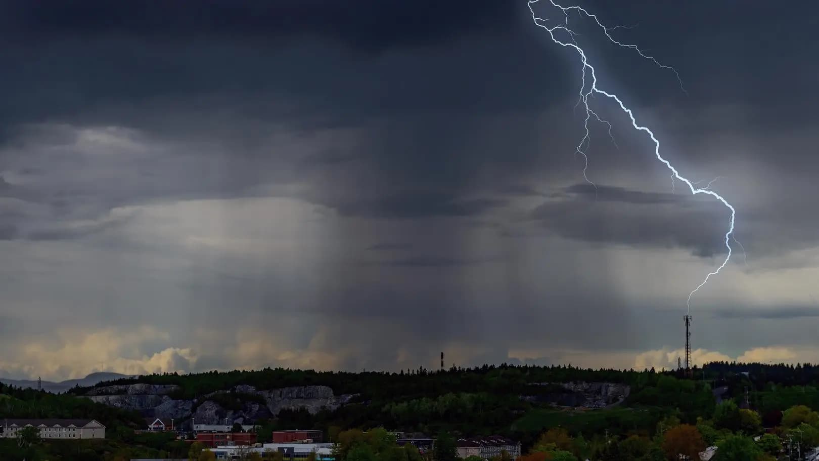 Uwaga na burze z silnym deszczem. Ostrzeżenia IMGW