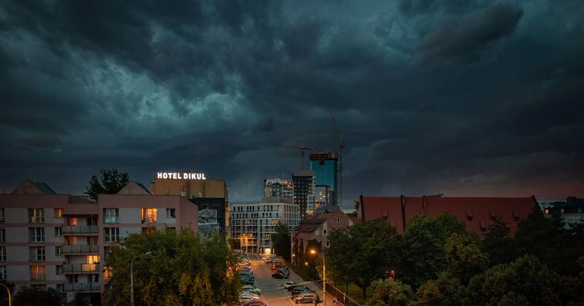 Uwaga! Przed nami upalny i burzowy piątek we Wrocławiu. Możliwy nawet grad