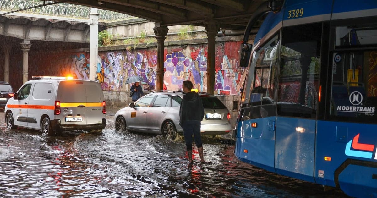 UWAGA! Utrudnienia w całym Wrocławiu. Intensywny deszcz zalał torowiska i wiadukty. Aktualizacja