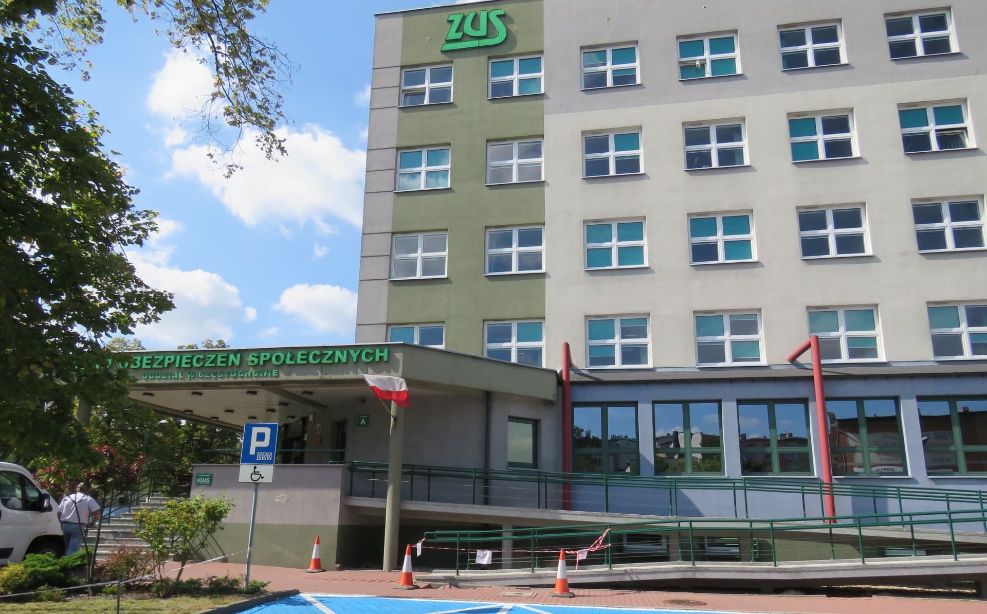 Uważaj na oferowaną pomoc przy świadczeniu wspierającym, może ona sporo kosztować. To ostrzeżenie od ZUS