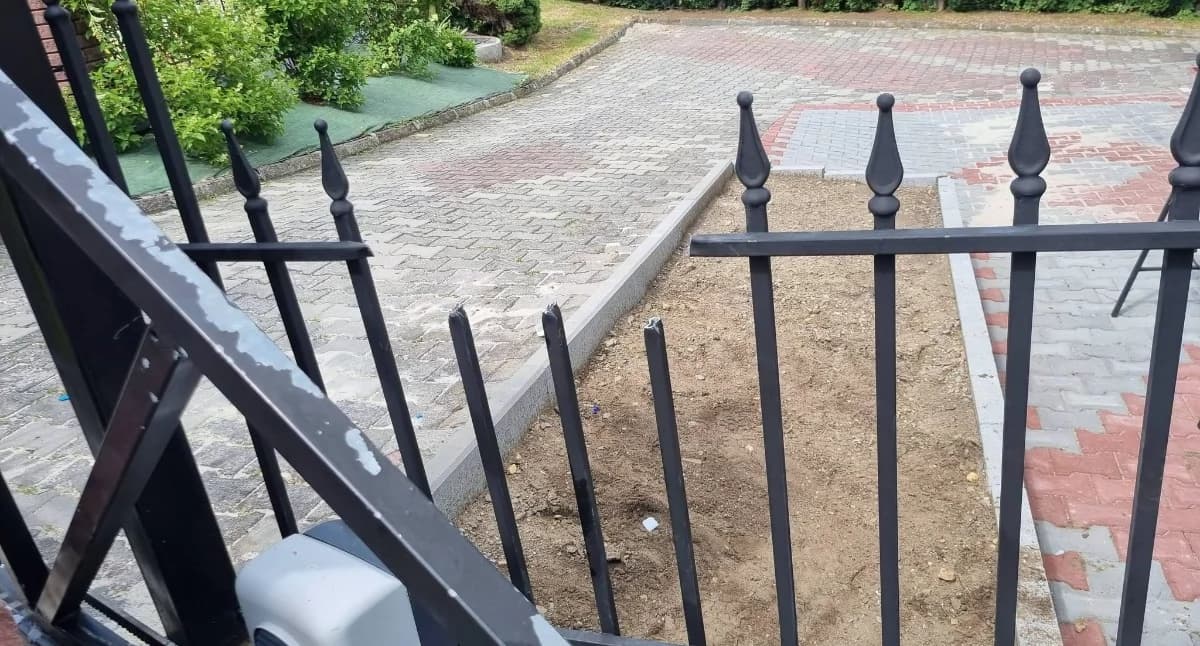 Uwolnienie z ogrodzenia na ulicy Błękitnej…