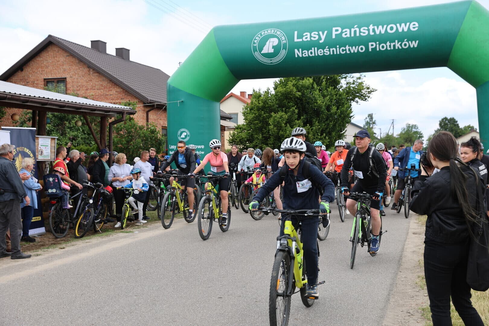 VI Rodzinny Rajd Rowerowy i Łazowski Bieg Przełajowy w Łazach Dąbrowie