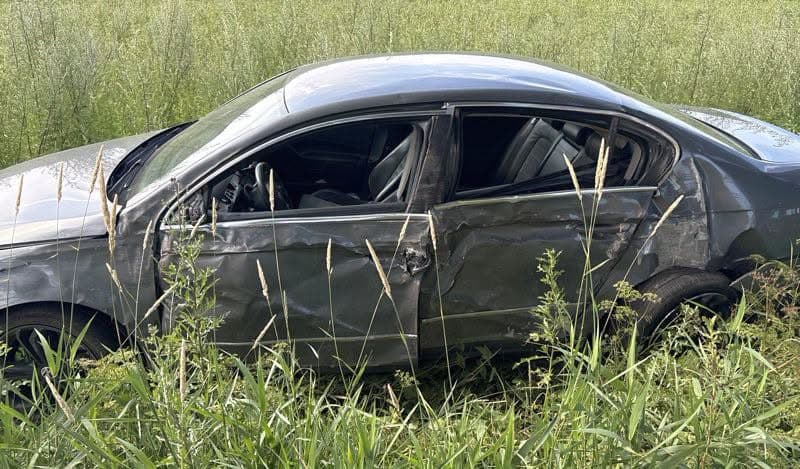 Volkswagen uderzył w drzewo. W zdarzeniu uczestniczyły trzy pojazdy