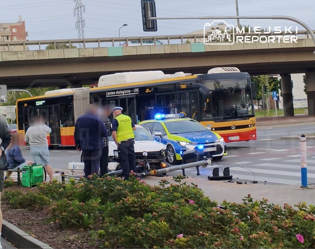 Volkswagen uderzył w sygnalizator i rowerzystę po zderzeniu z miejskim autobusem