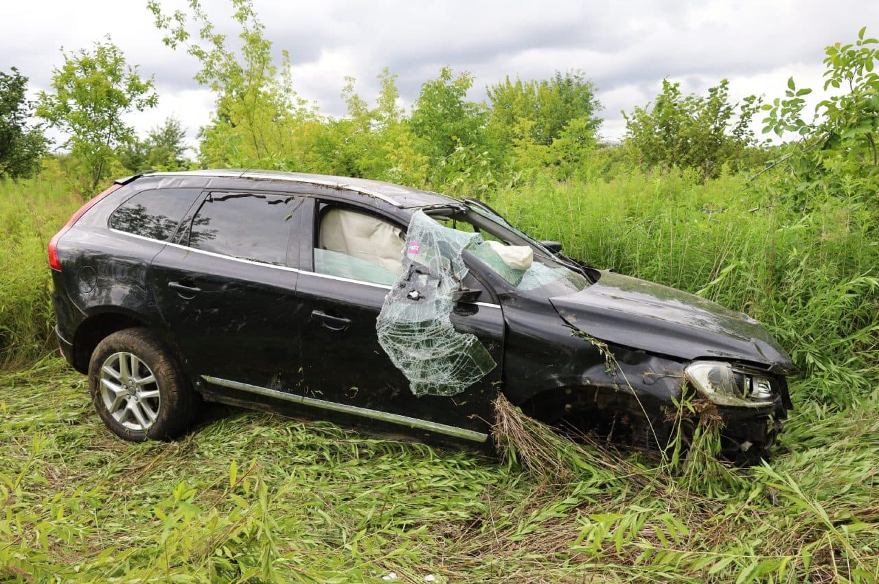 Volvo wypadło z jezdni, zatrzymało się daleko w zaroślach. Kierowca nie był w stanie dmuchnąć w alkomat