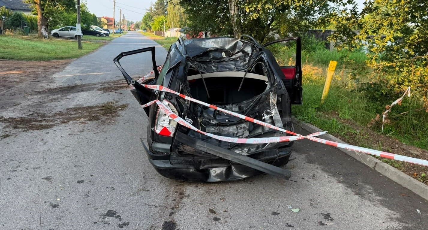 W Brzeszczach samochód z nastolatkami, łącznie z kierującym, uderzył w drzewo