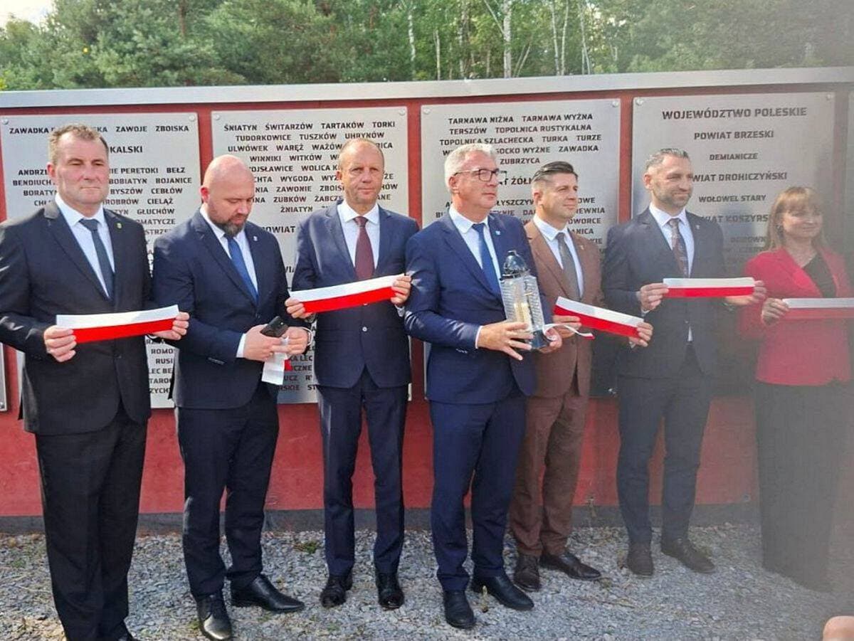 W hołdzie Ofiarom Rzezi Wołyńskiej. Przedstawiciel Powiatu Średzkiego na uroczystościach w Domostawie