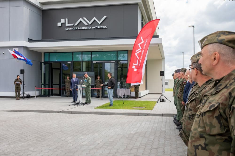 W Lotniczej Akademii Wojskowej otwarto Domek Pilota. Nowoczesny obiekt wzmocni szkolenie przyszłych lotników