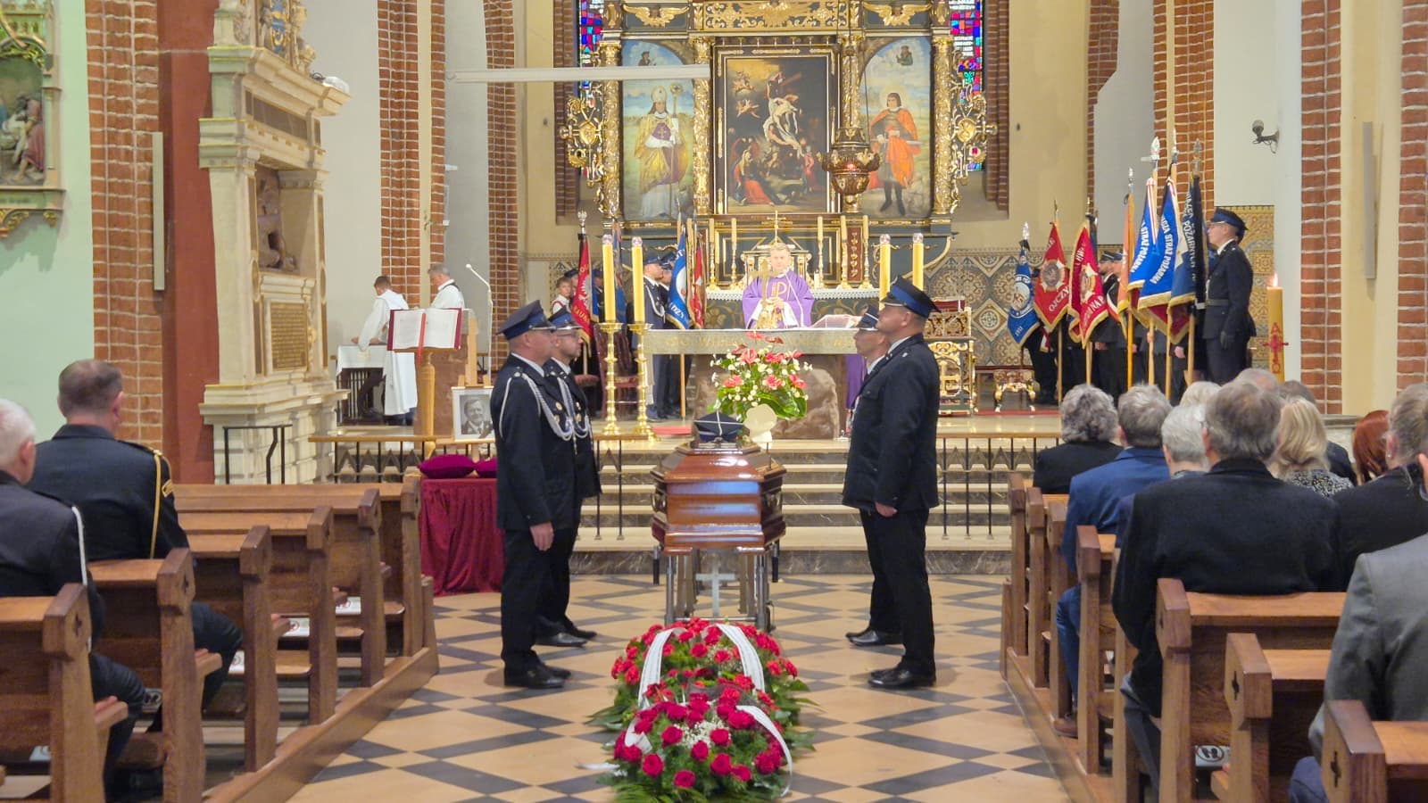 W Szamotułach pożegnano śp. Zenona Pawlaczyka. „Wzór nauczyciela i strażaka”