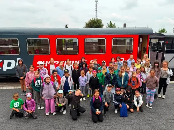 Wakacyjna przygoda dzieci z Biblioteką i Domem Kultury – przejazd kolejką wąskotorową