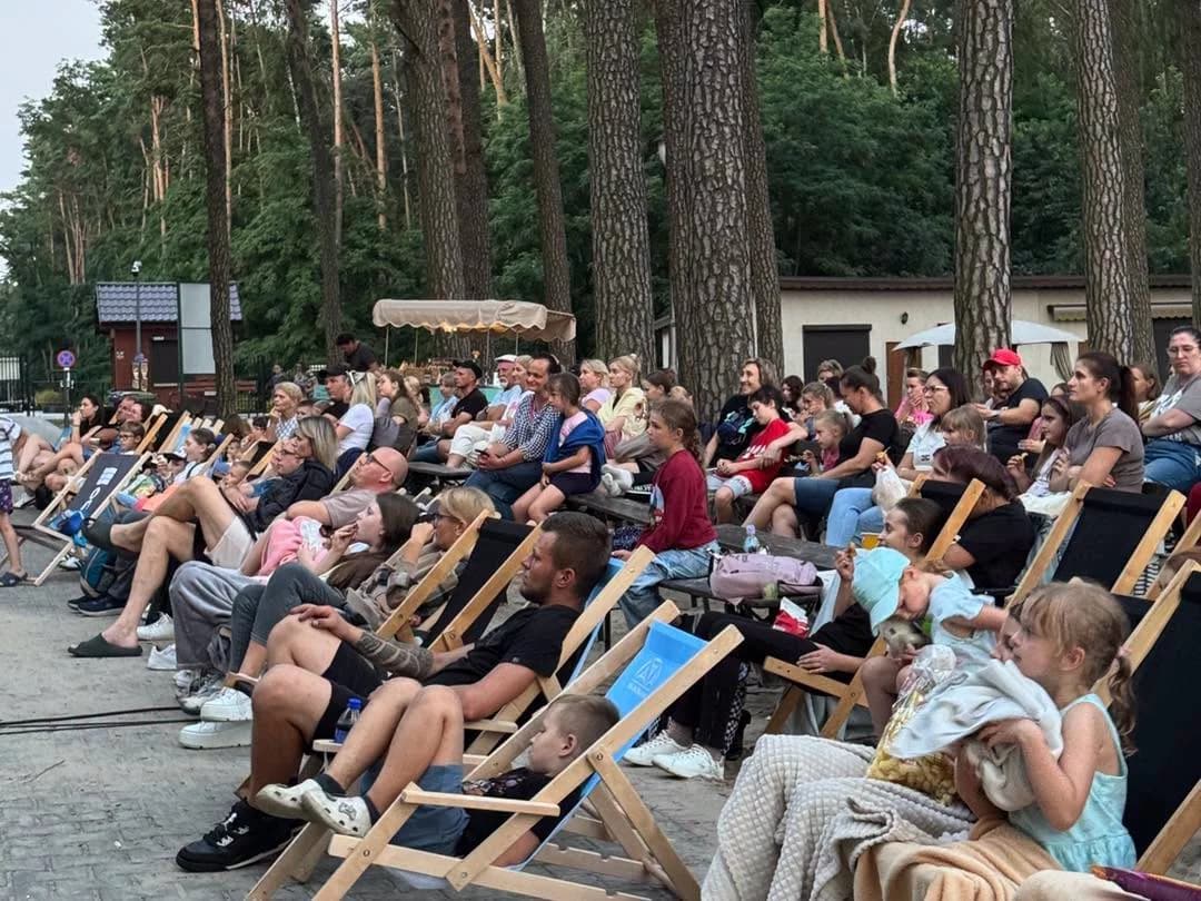 Wakacyjne kino plenerowe wystartowało. Przed mieszkańcami jeszcze pięć seansów