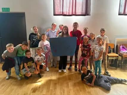 Wakacyjne podchody w Zbiersku i Stawiszynie – zabawa i współpraca