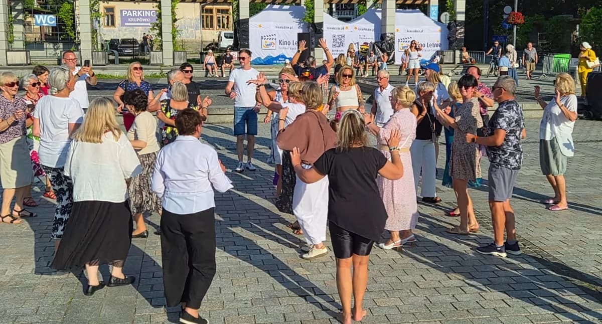 Wakacyjne potańcówki wróciły do Zakopanego. Seniorzy opanowali Plac Niepodległości