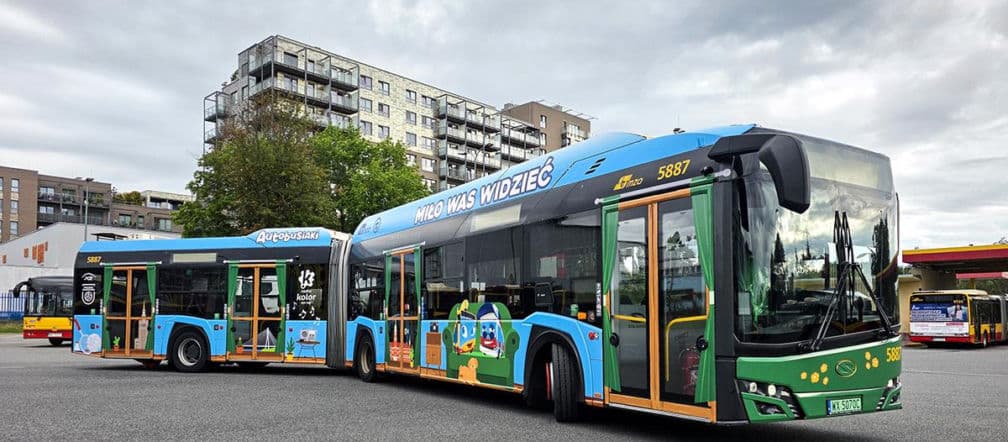 Wakacyjny autobus na ulicach stolicy