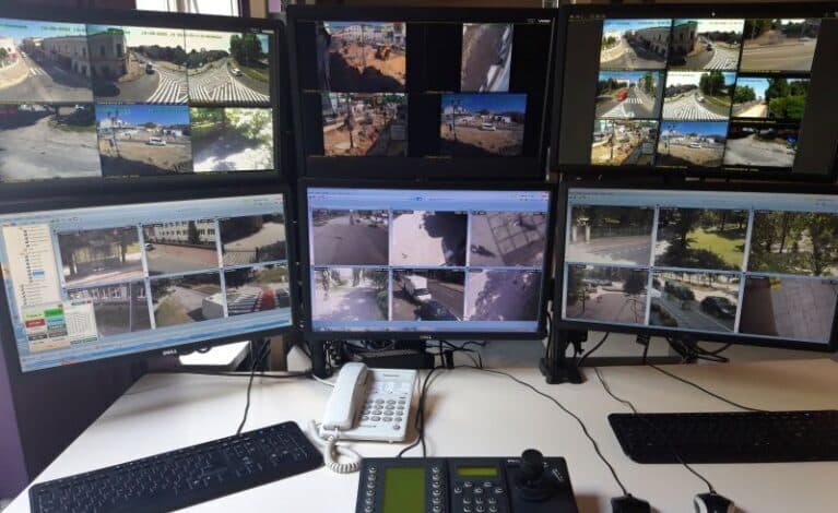 Wandal pomalował elewację rozdzielni elektrycznej. Ujawnił go operator miejskiego monitoringu wizyjnego ze Straży Miejskiej