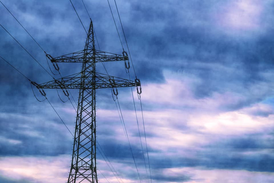 Warszawa szykuje się na wyłączenia prądu. Mieszkańcy powinni naładować powerbanki i przygotować latarki