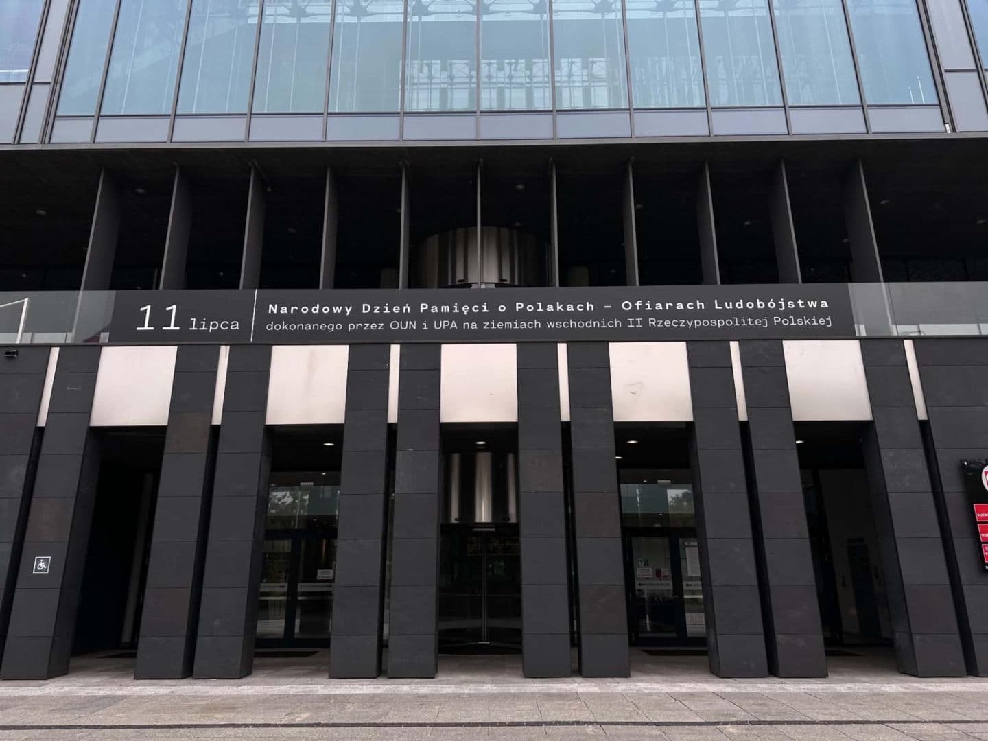WIADOMOŚCI Taki baner zawisł na budynku urzędu w Poznaniu. Zniknie flaga Ukrainy