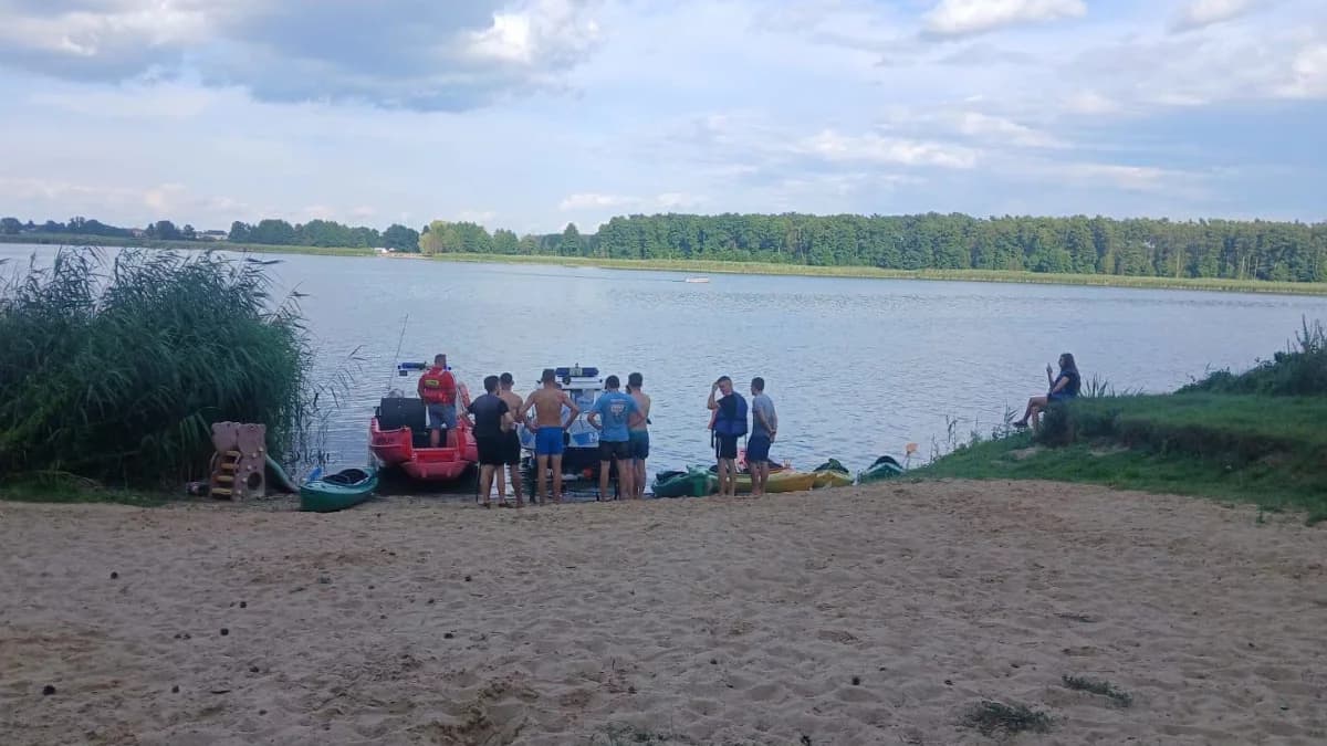 WiadomościDwaj pijani kajakarze na Jeziorze Błędno Jeden wypadł za burtę, interweniowała policja i WOPR