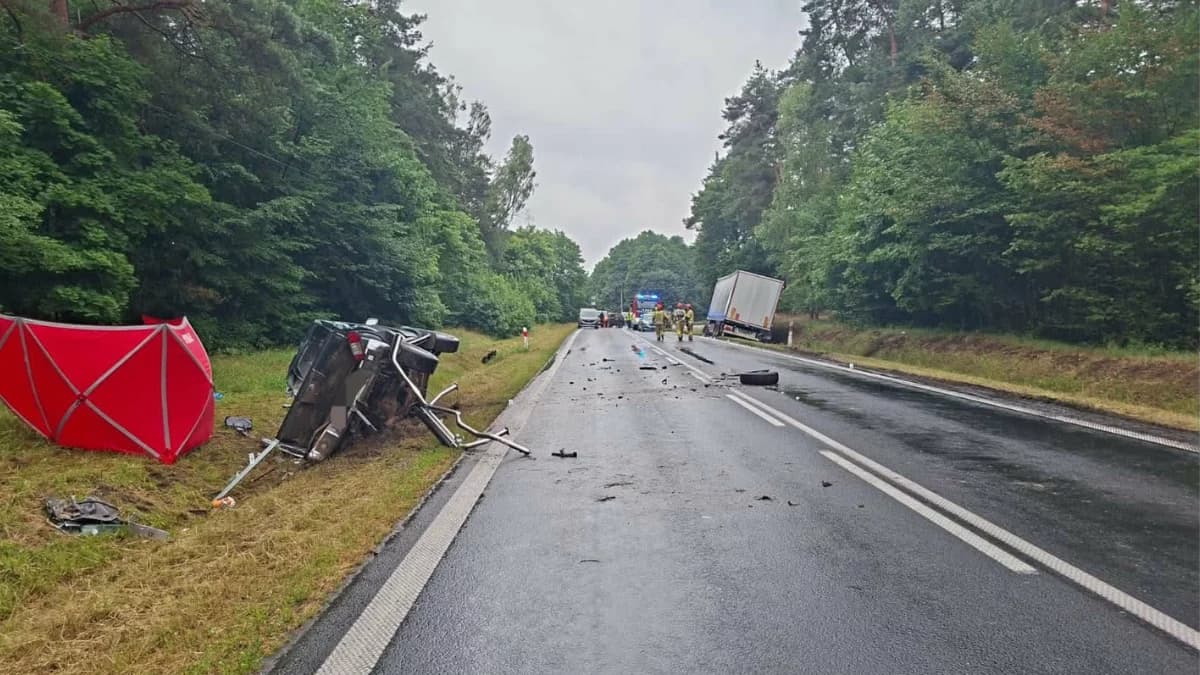 WiadomościŚmiertelny wypadek na DK11 Osobówka zderzyła się z ciężarówką