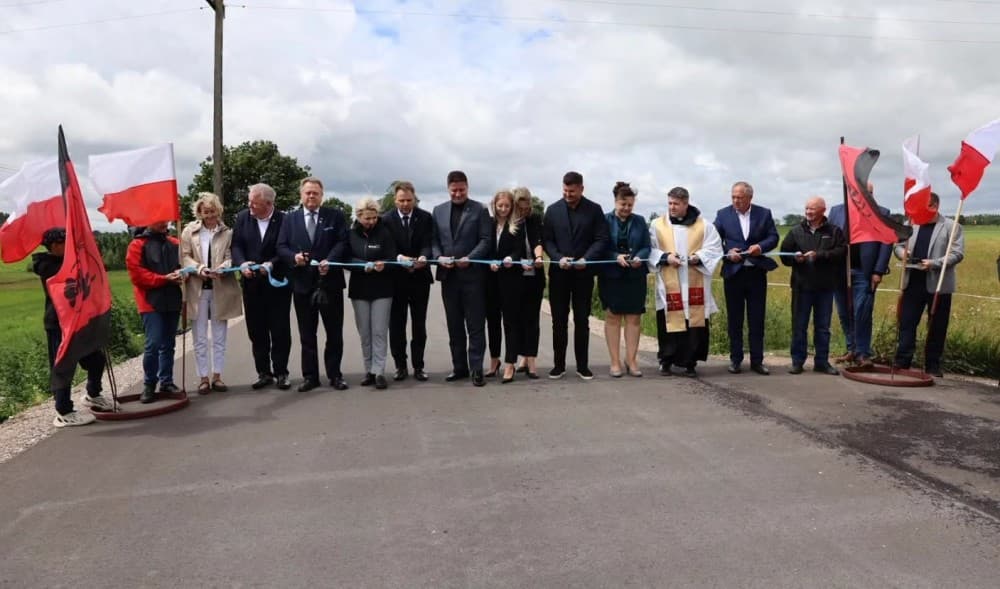 Wiceminister rolnictwa i suwalscy posłowie na otwarciu drogi w Gminie Filipów. Wizyta w mleczarni