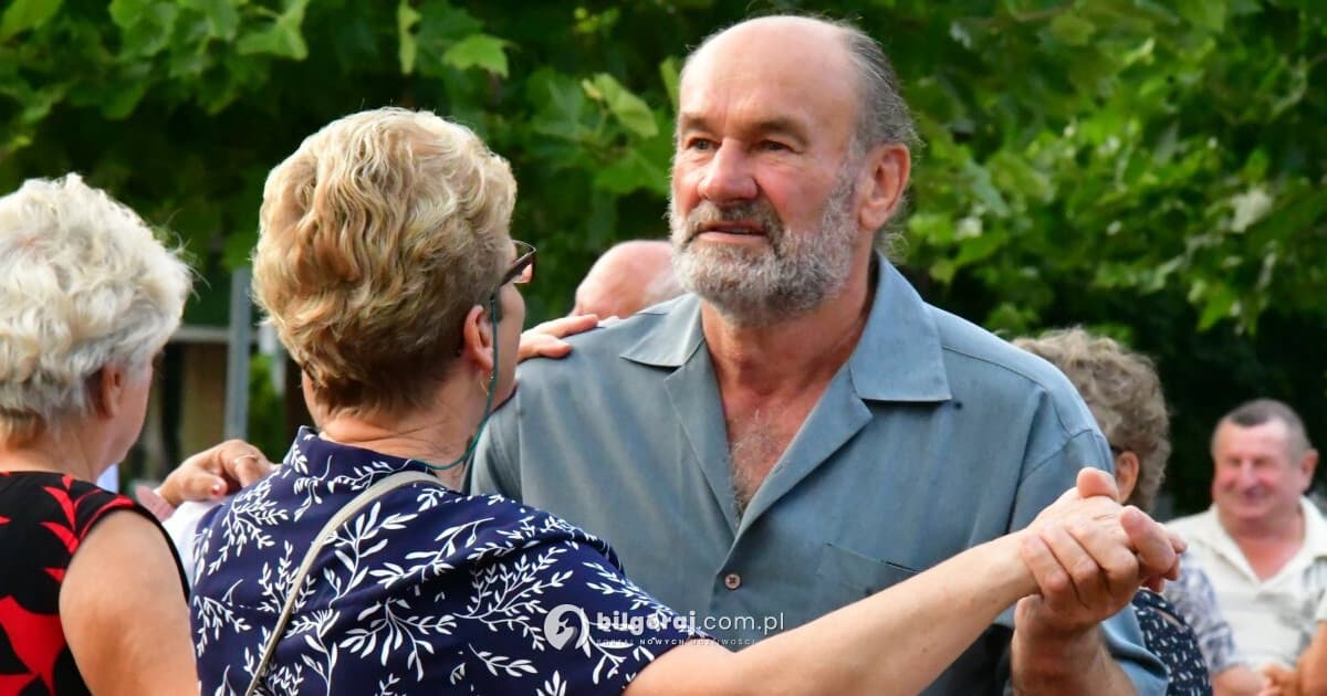 Wieczór taneczny UTW w Biłgoraju. Zespół Zaburzanki porwał do tańca