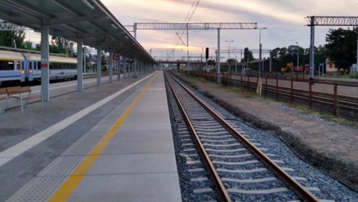 Wieczorny powrót ze stolicy znów problemem. Mieszkańcy czekają na późny pociąg