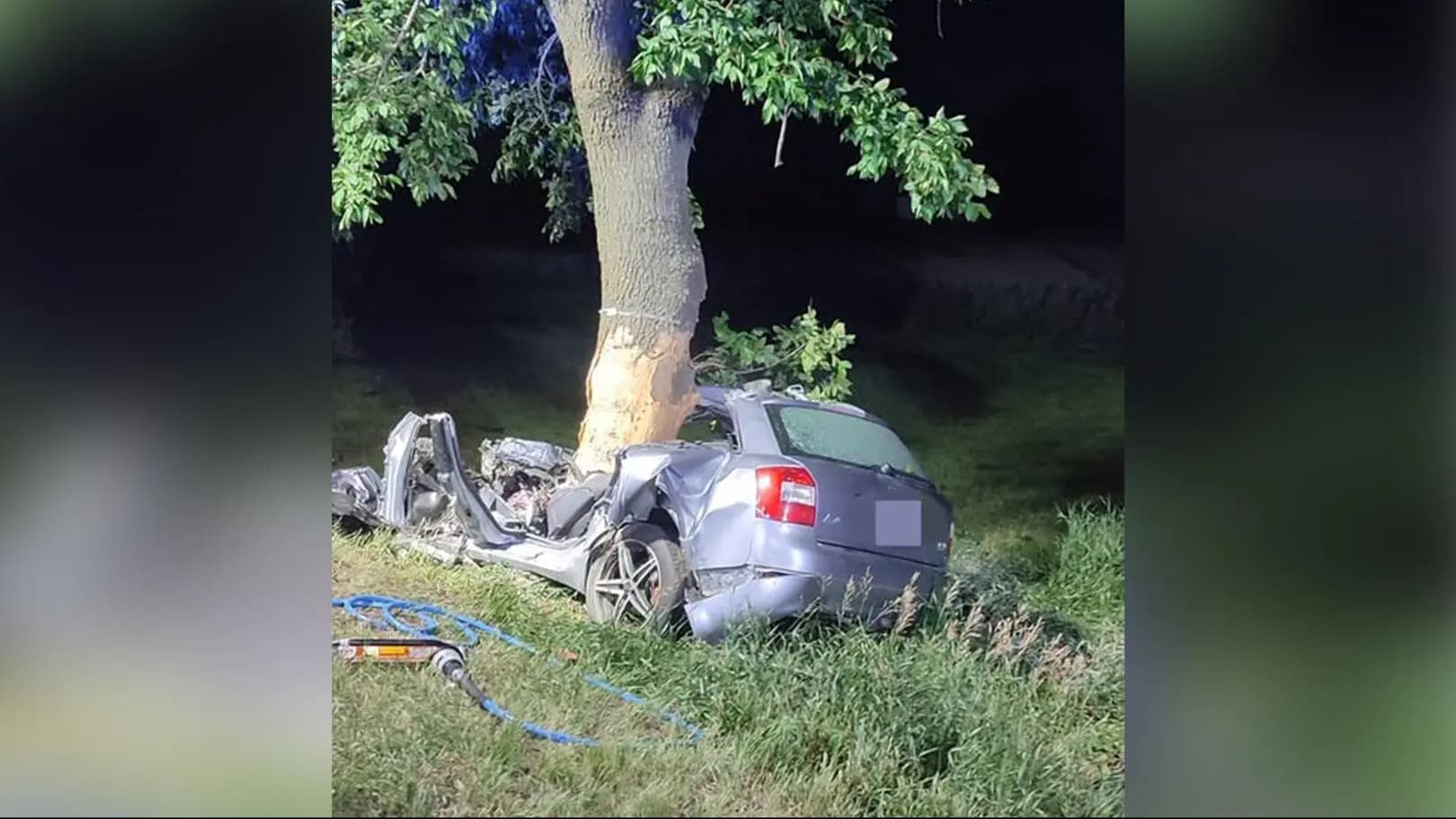 Wieczorny wypadek pod Płockiem. Auto wbiło się w drzewo