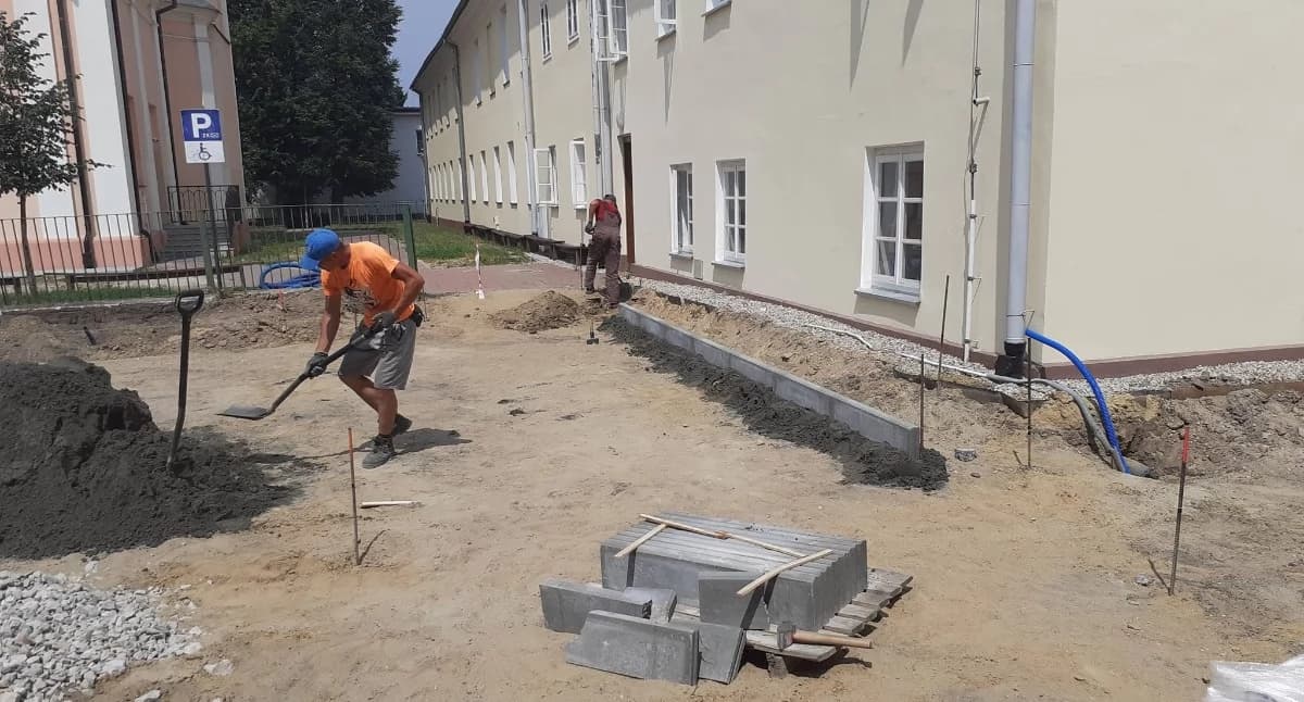 Wielka budowa przy Podwyższeniu Krzyża Świętego. Nowy parking nabiera już realnych kształtów
