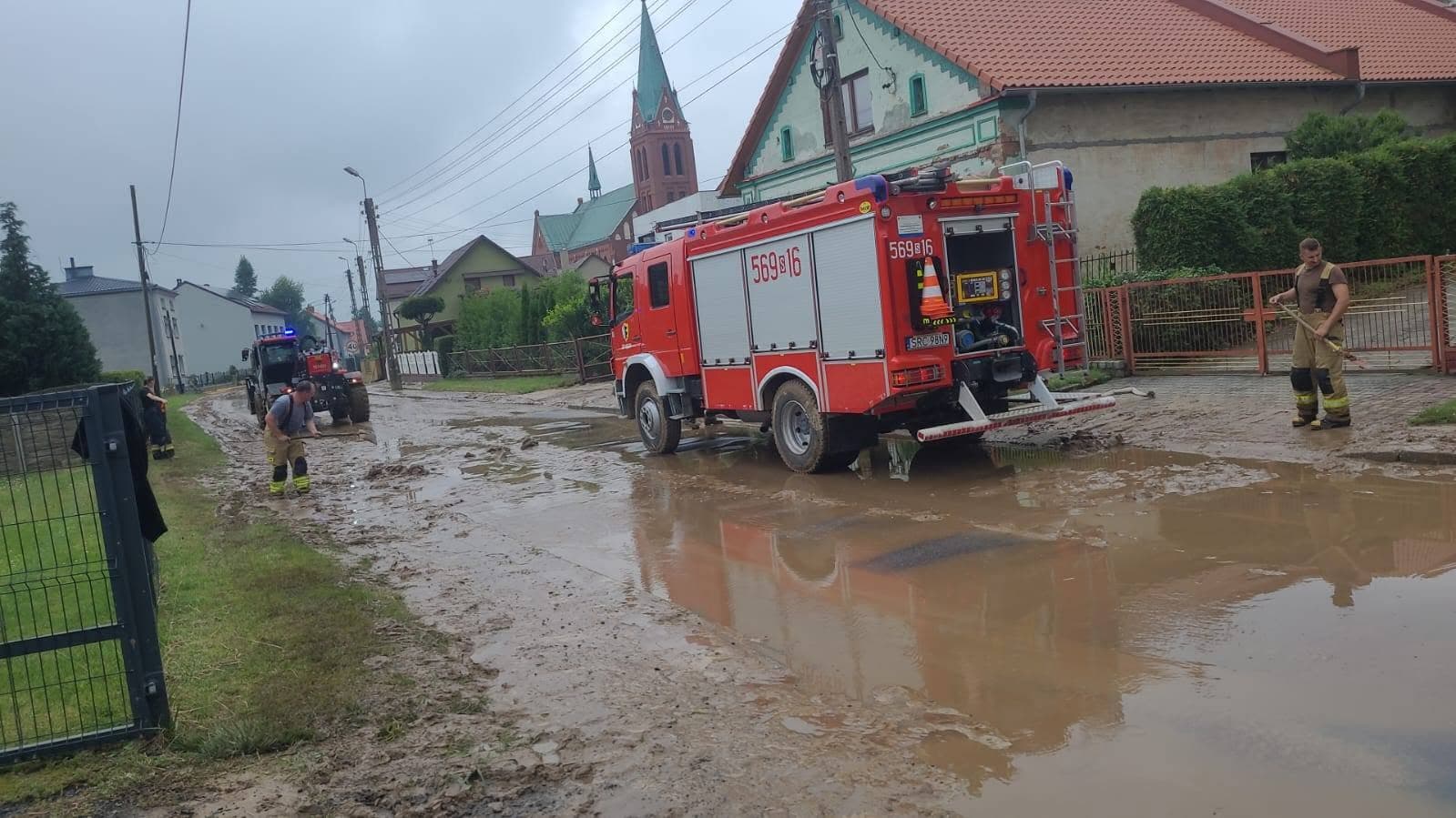 Wielkie sprzątanie po burzy w Raciborzu. Mieszkańcom wydają osuszacze