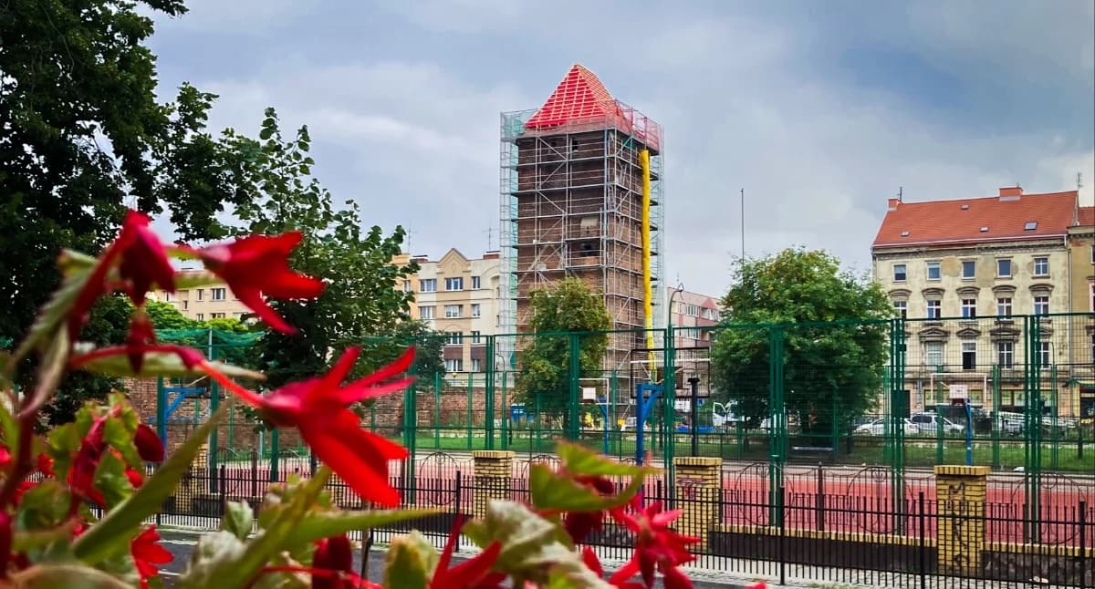 Wieża Bramy Chojnowskiej ma już nową więźbę dachową (FOTO)