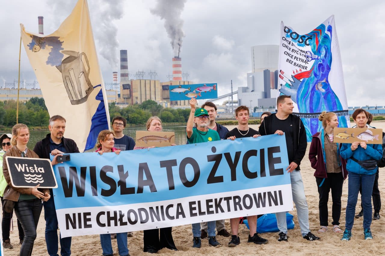 „Wisła to życie, nie chłodnica dla elektrowni”. Protest ekologów pod Elektrownią Kozienice