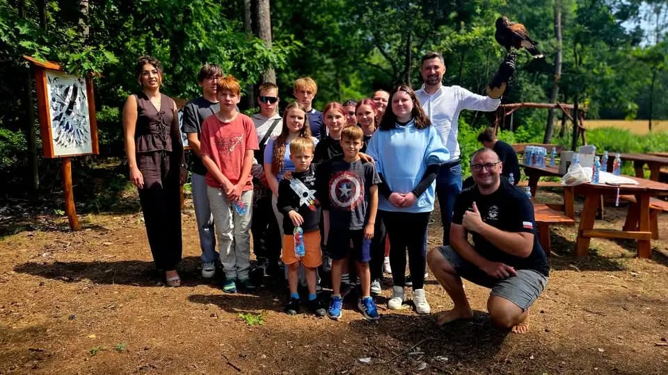 Wizyta edukacyjna w Fundacji „Skrzydła Lasu” – potrzeba pomocy dla ptaków