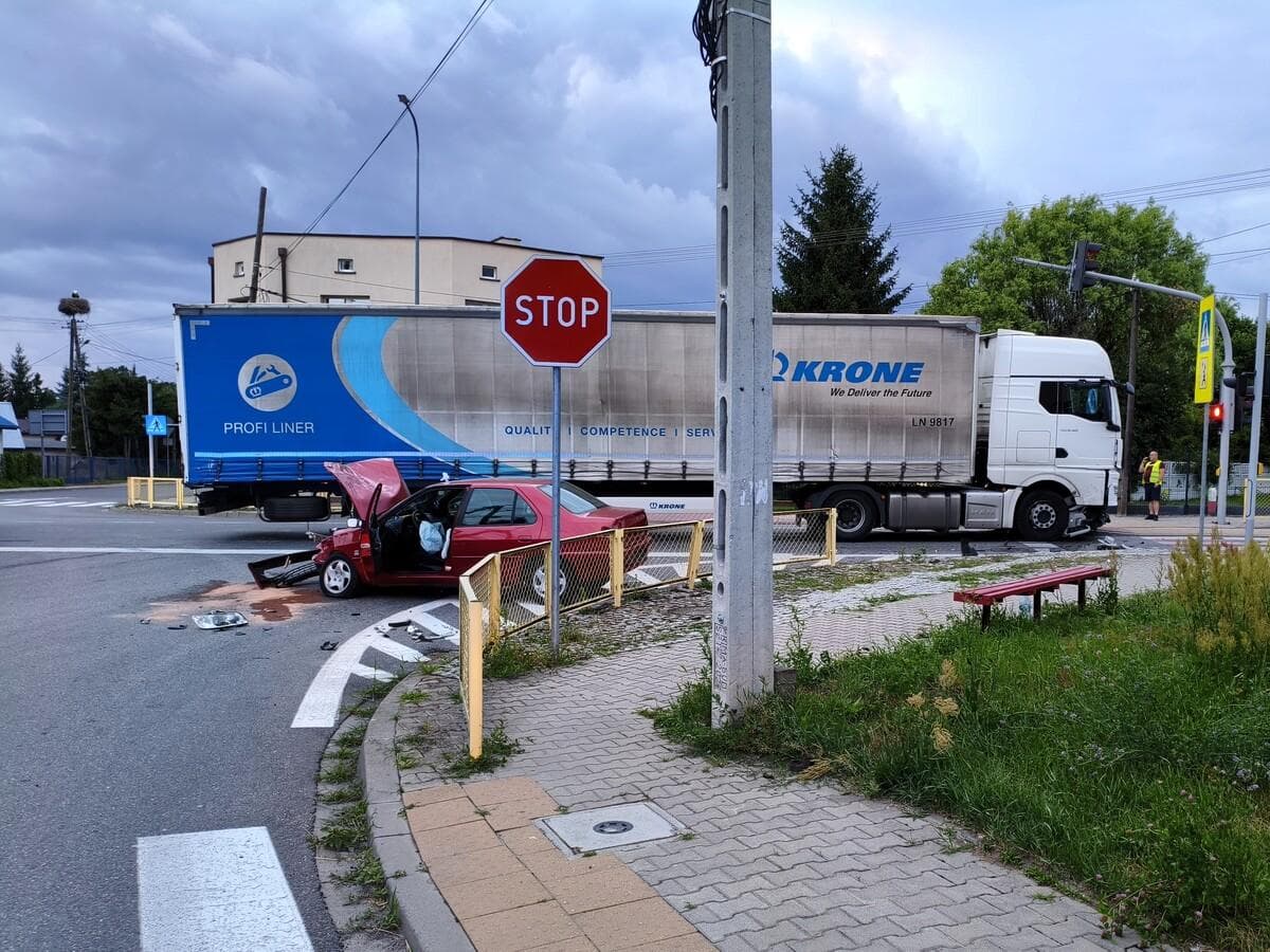 Wjazd na skrzyżowanie na czerwonym świetle zakończył się zderzeniem z pojazdem ciężarowym