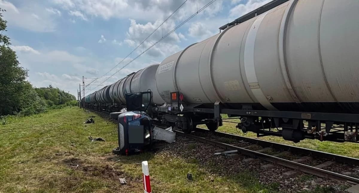 Wjechał pod pociąg. Groźny wypadek na Mazurach