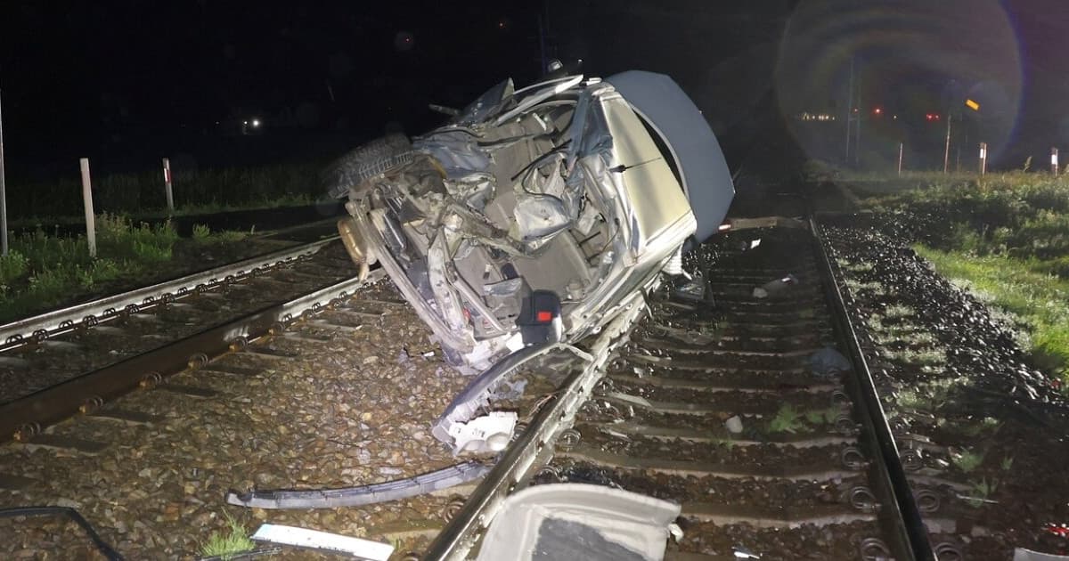 Wjechał pod pociąg, uciekł i zostawił ranną kobietę. Zatrzymano go po pościgu