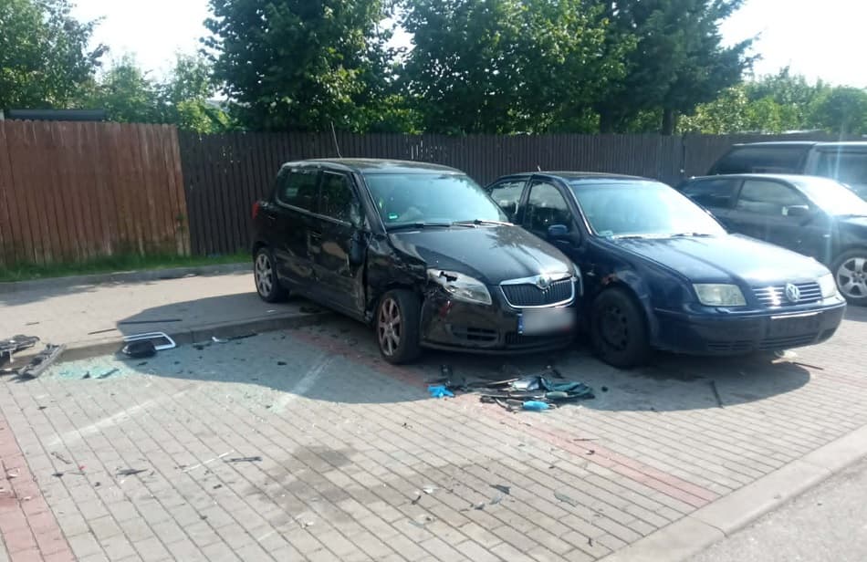 Wjechał w latarnię i pięć zaparkowanych aut
