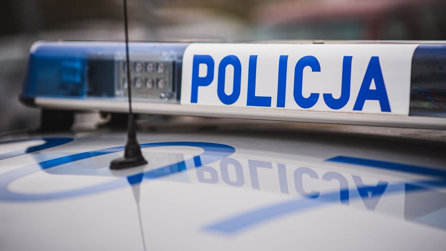 Włamanie na plebanię pod Słupskiem. Uciekał przez okno, złamał nogę i trafił w ręce policji