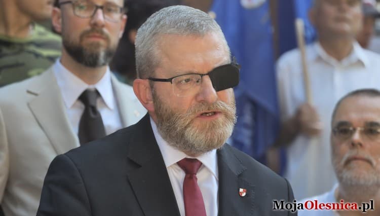 Wniosek prokuratury o zatrzymanie europosła Grzegorza Brauna. Chodzi o sprawę z Oleśnicy