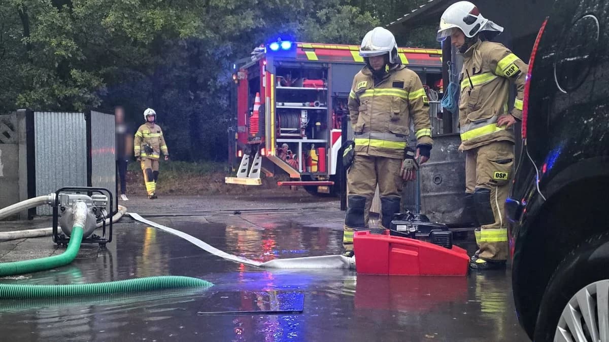 Woda wdarła się na posesję. Interweniowali strażacy