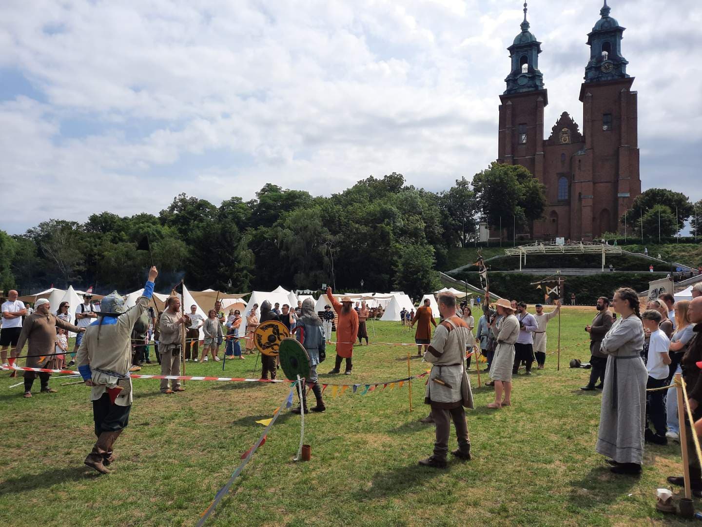 Wojowie opanowali Gniezno. Widowiskowe pojedynki przy katedrze