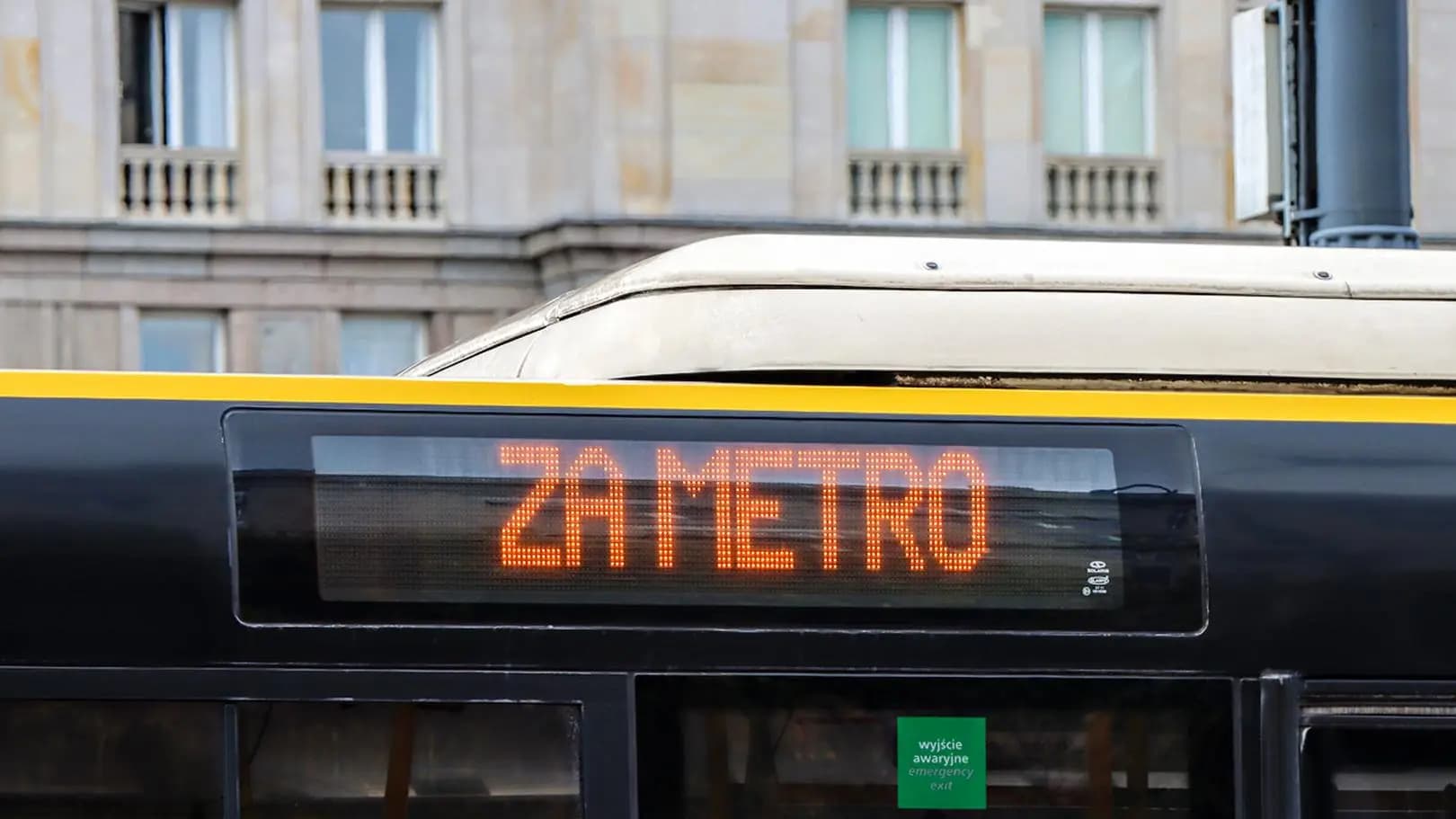 Wózek dziecięcy na torowisku. Trzy stacje metra zamknięte