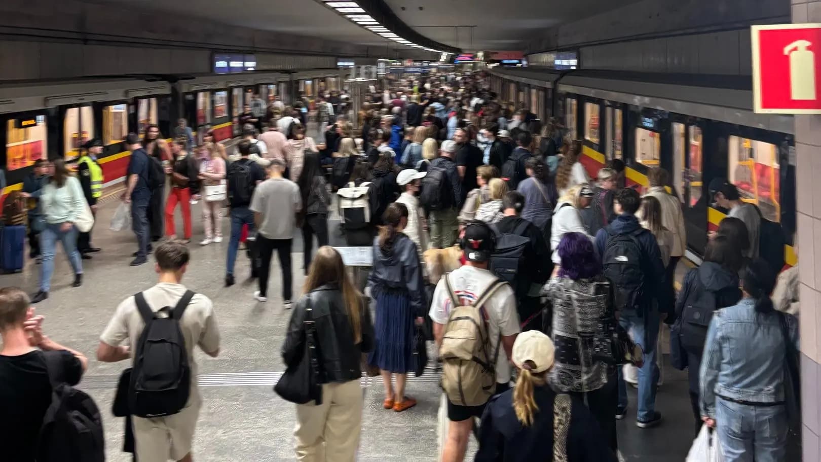 Wrzucił plecak na tory metra. Został zatrzymany