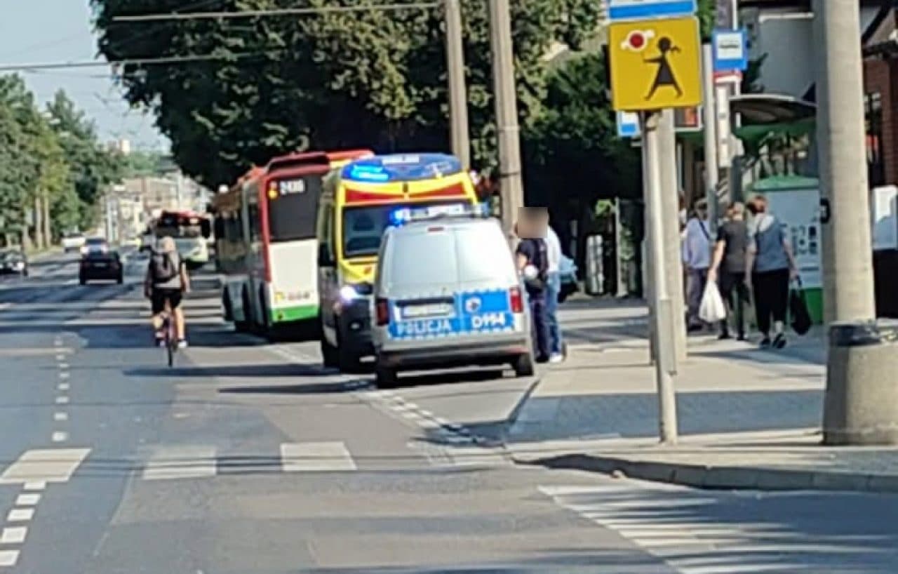 Wsiadała do autobusu, straciła równowagę. Z urazem głowy trafiła do szpitala