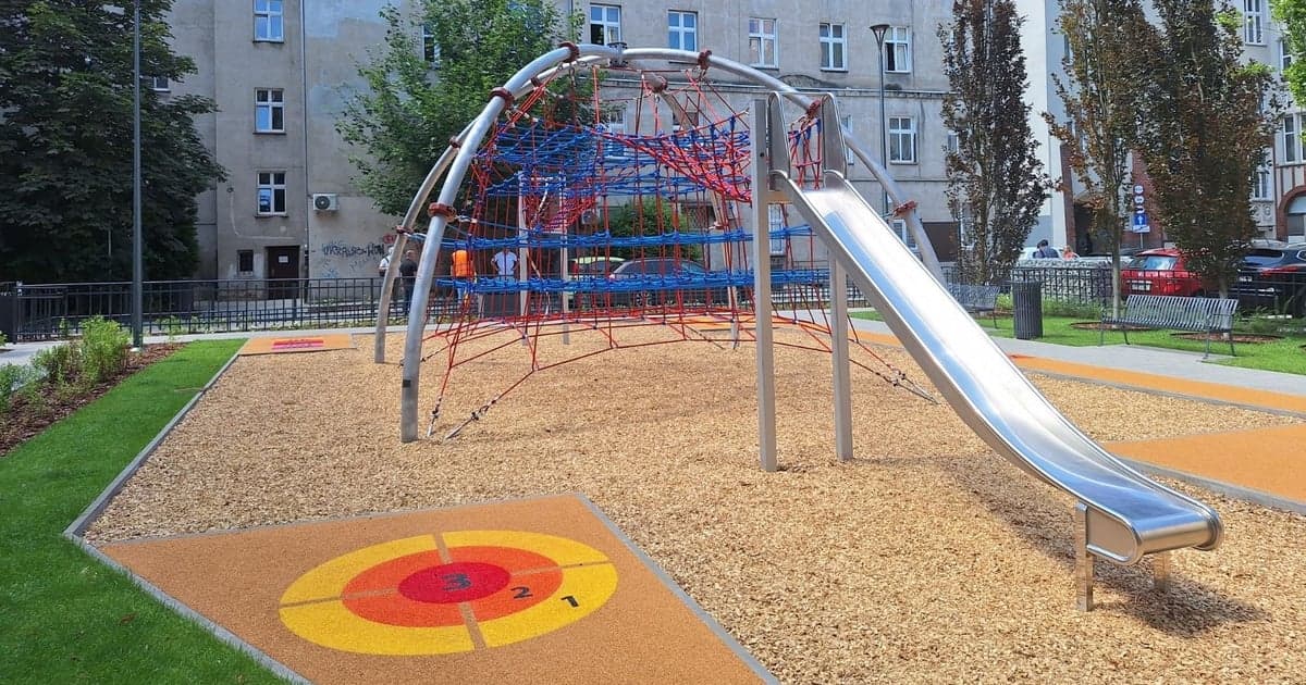 Wspinanie i gry podwórkowe czekają na podwórku przy ul. Nowej